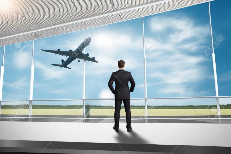 Бизнесмен, стоя в аэропорту