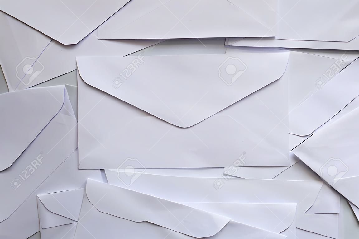 Veel witte encolopes, brieven of post werden overvloedig geplaatst