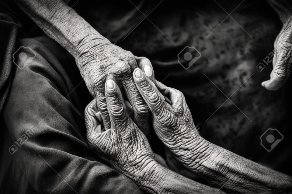 Le mani della vecchia donna. Bianco e nero.