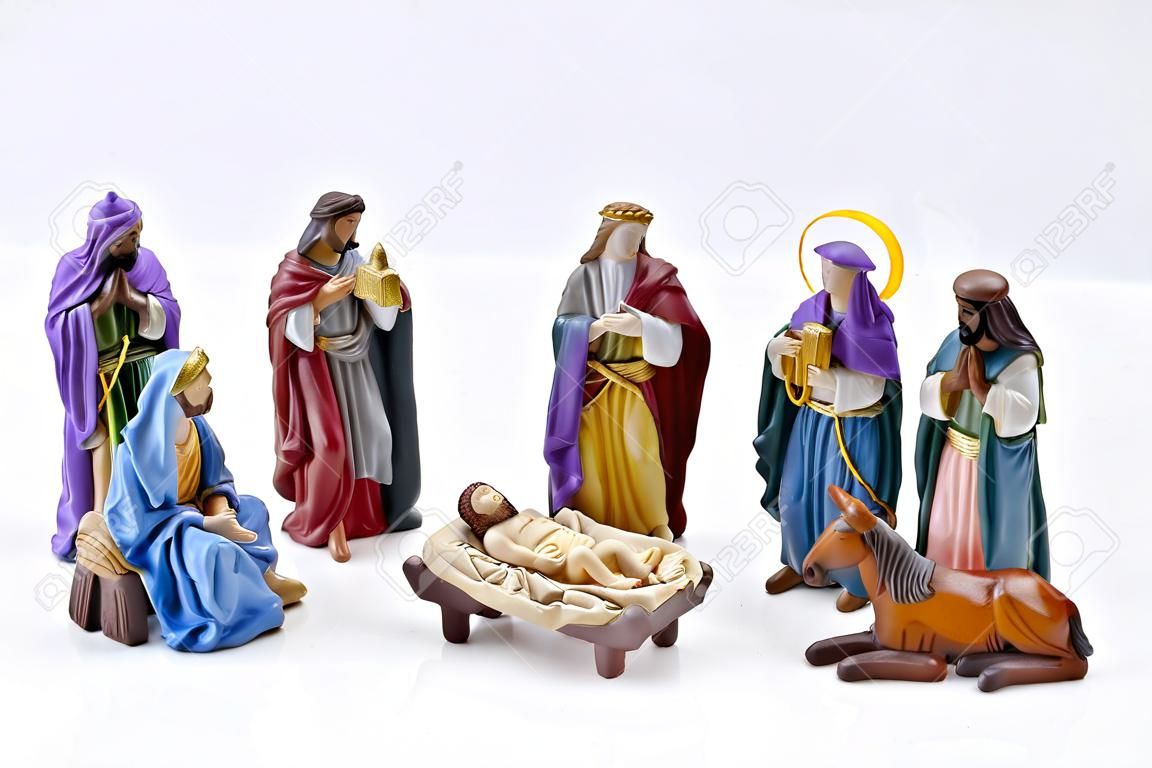 Szopka Boże Narodzenie. Pokłon Trzech Mędrców. Dzieciątka Jezus na pierwszym planie. Tło białe.