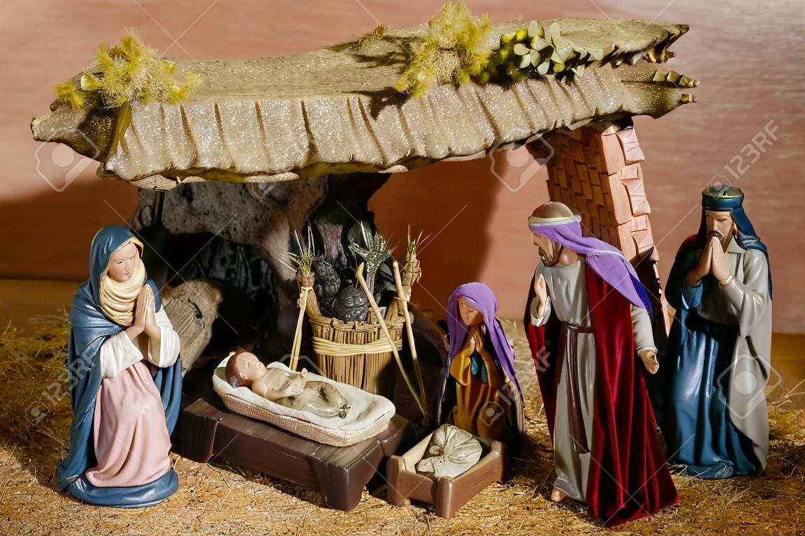 Cuna Natividad. Las figuras del Niño Jesús, la Virgen María, San José y los Reyes Magos