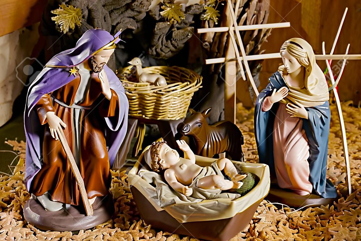 Presepe. Figure di Gesù Bambino, Maria e San Giuseppe.