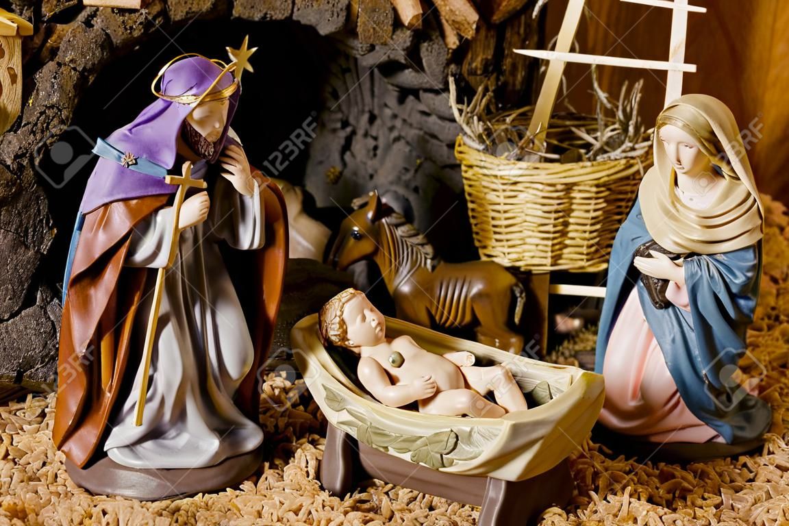 Presepe. Figure di Gesù Bambino, Maria e San Giuseppe.