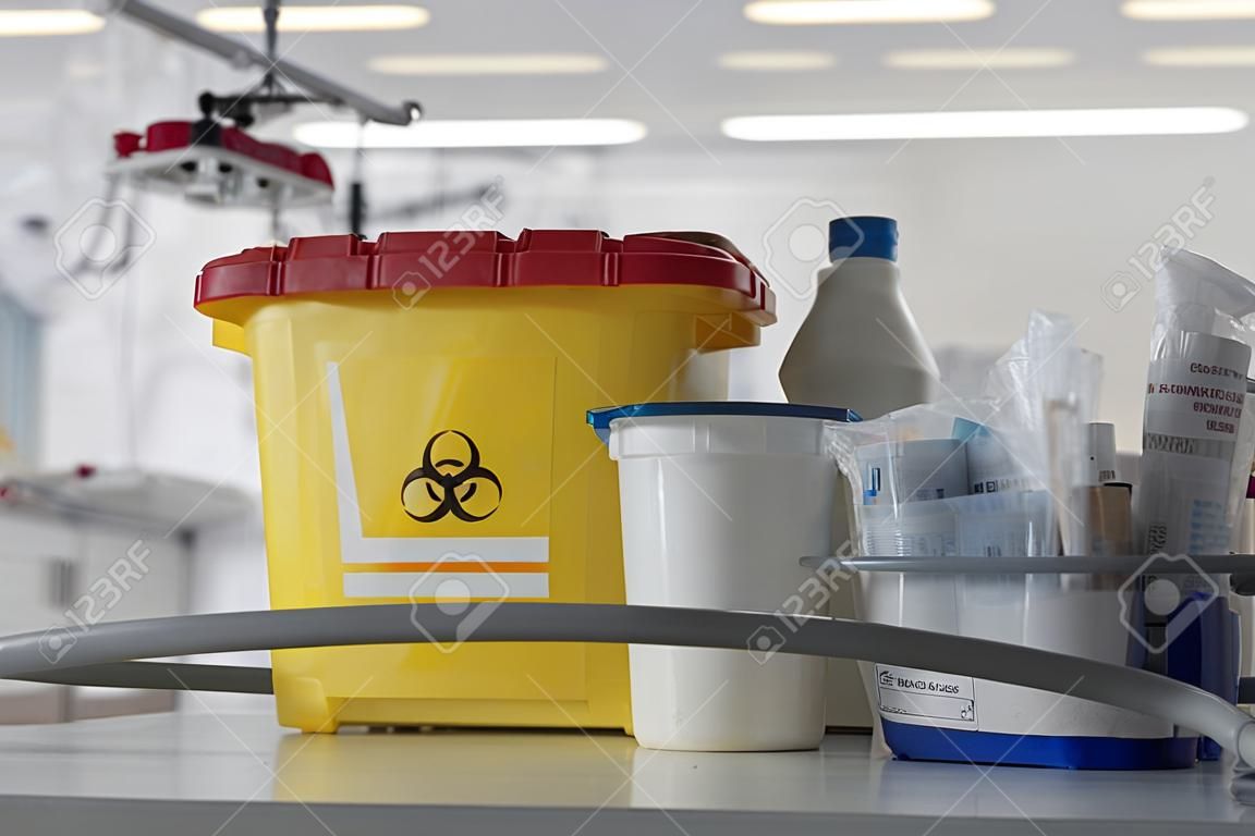 Boîte de déchets médicaux bio sur table de lit d'hôpital en unité de soins intensifs