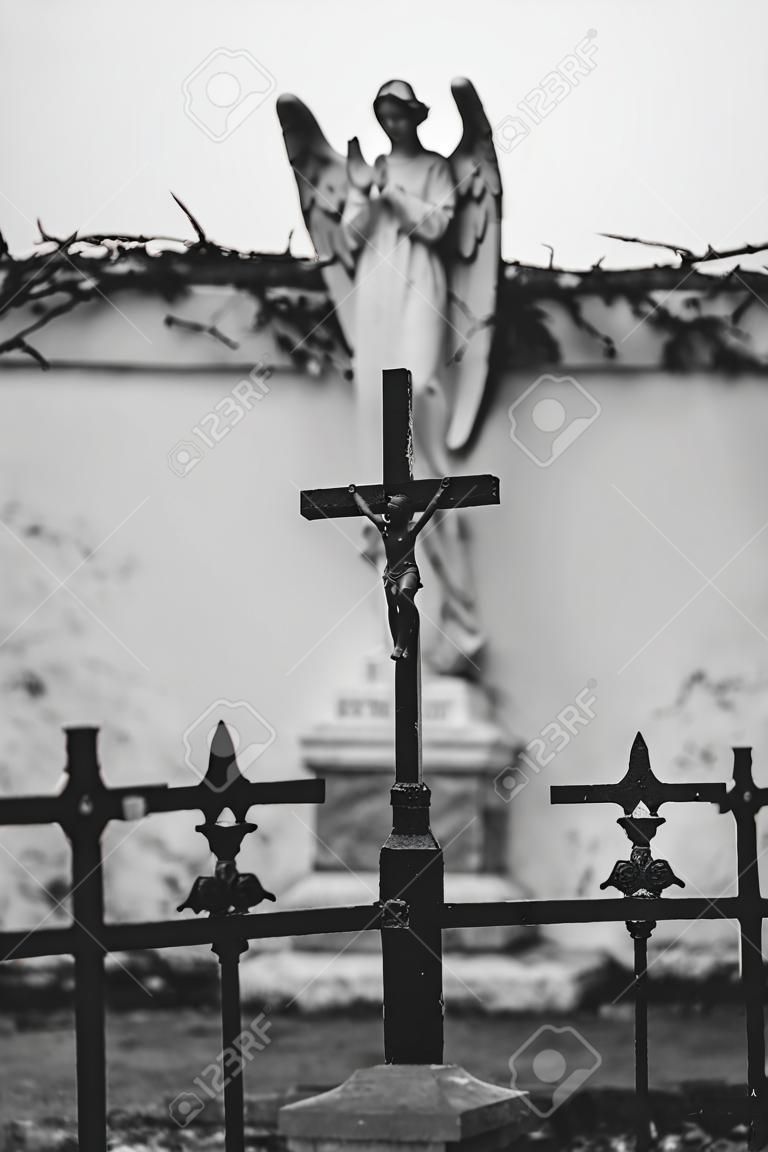 Cruz y ángel en el cementerio