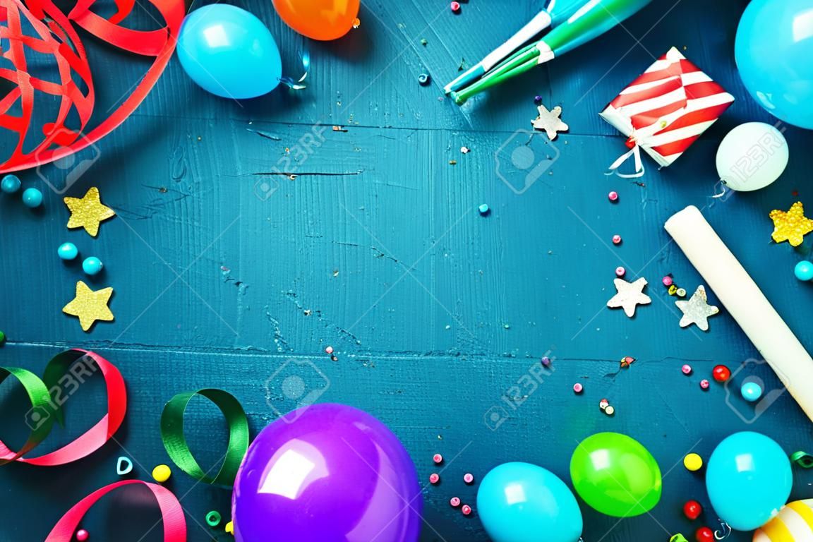 어두운 파란색 배경에 여러 가지 빛깔의 파티 항목 다채로운 생일 프레임입니다. 생일 개념