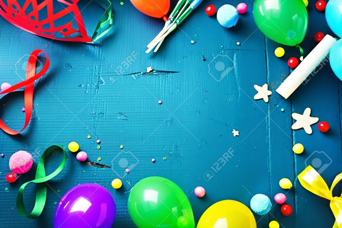多彩的生日框架多色派对项目深蓝色背景生日快乐的概念