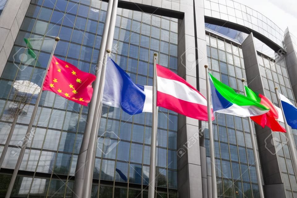 Bandeiras acenando em frente ao edifício do Parlamento Europeu. Bruxelas, Bélgica