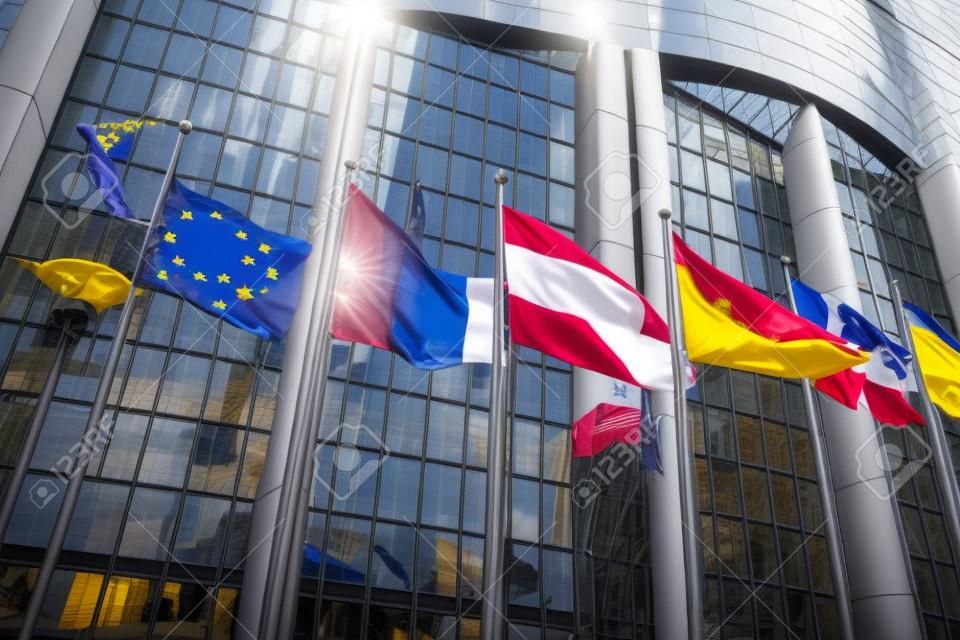 Waving flags in front of European Parliament building. Brussel, België