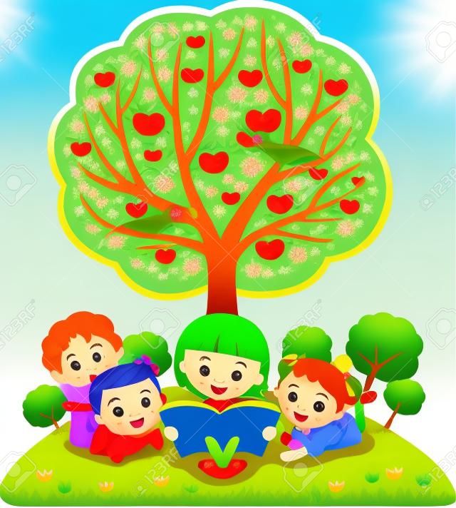 Kinderen lezen boek onder appelboom