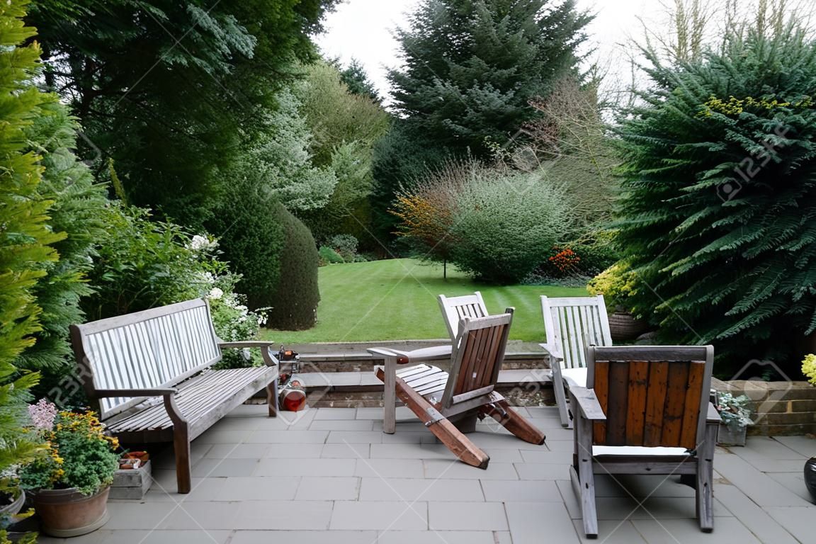 Quintal, pátio e mobiliário de jardim em uma casa inglesa