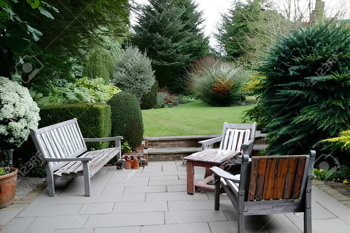Achtertuin, terras en tuinmeubilair in een Engels huis