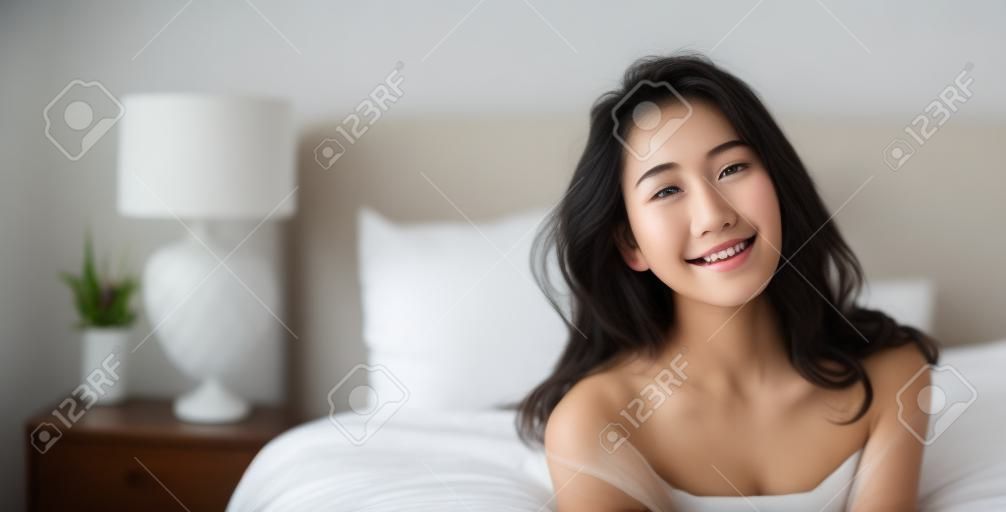 젊은 아름다운 아시아 여성의 초상화는 침실에서 휴식을 취합니다. 흰색 배경 배너에 고립 된 행복 한 아시아 십 대 소녀 미소.