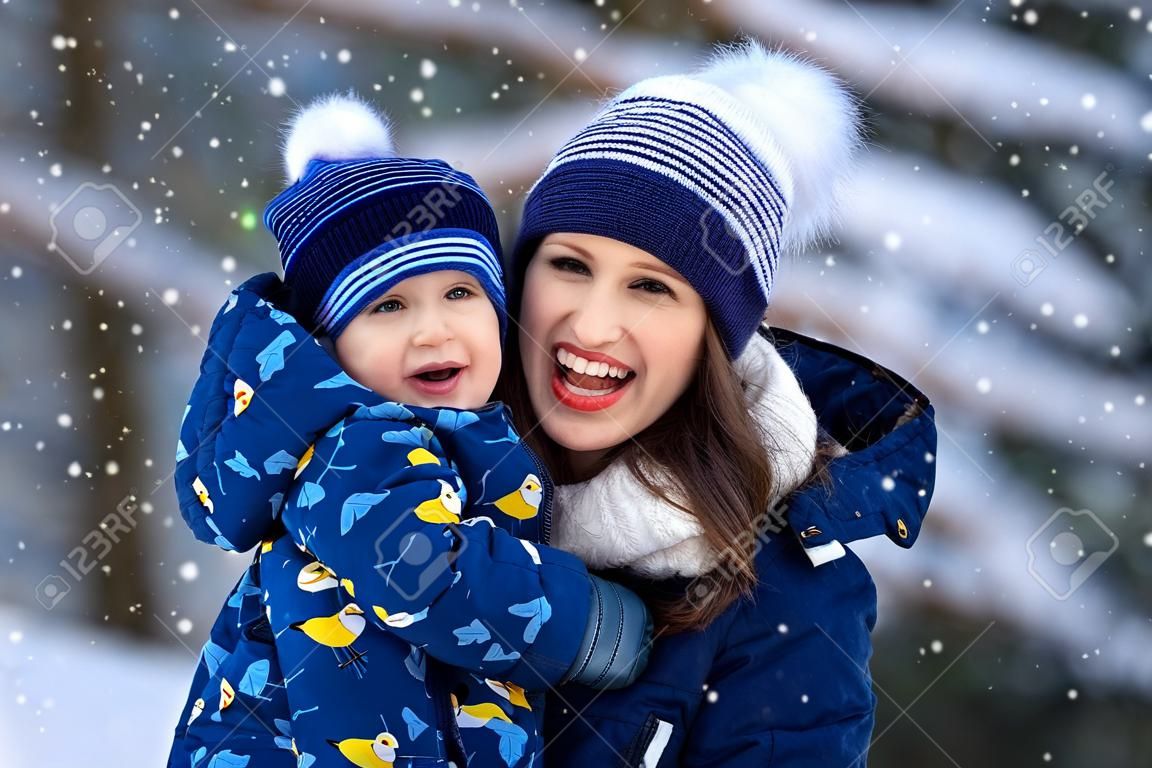 Donna e bambino in inverno nella natura. Ritratto di una famiglia felice