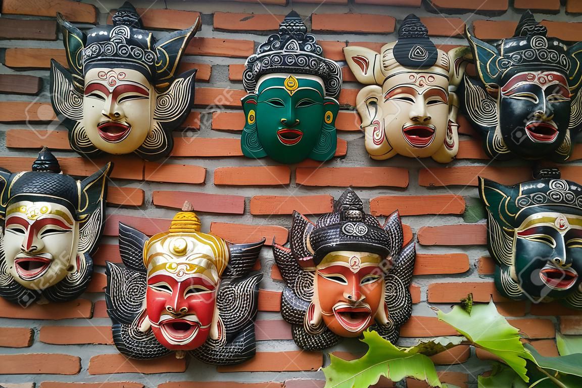Máscaras hindúes balinesas en la pared de ladrillo