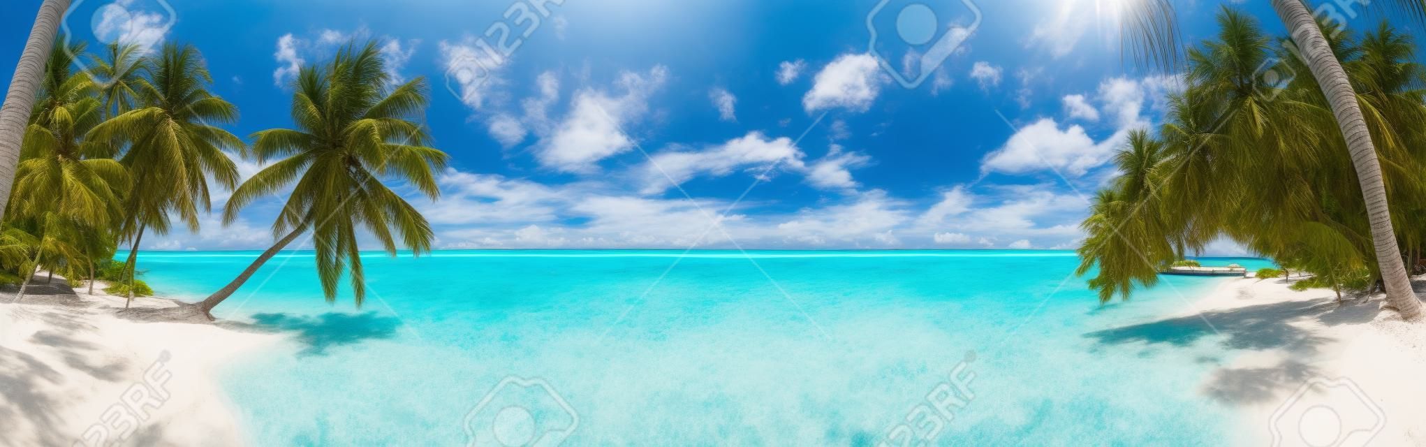 Panorama de praia nas Maldivas com céu azul, palmeiras e água azul-turquesa