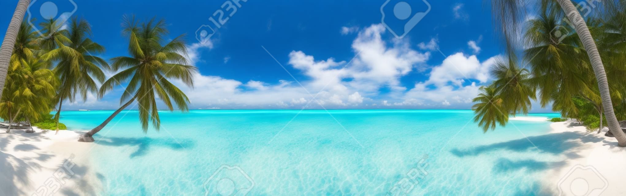 Panorama de praia nas Maldivas com céu azul, palmeiras e água azul-turquesa