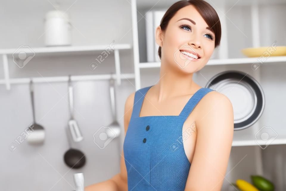 Mutfakta duran ev hanımı