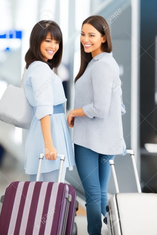 空港で笑顔の女性