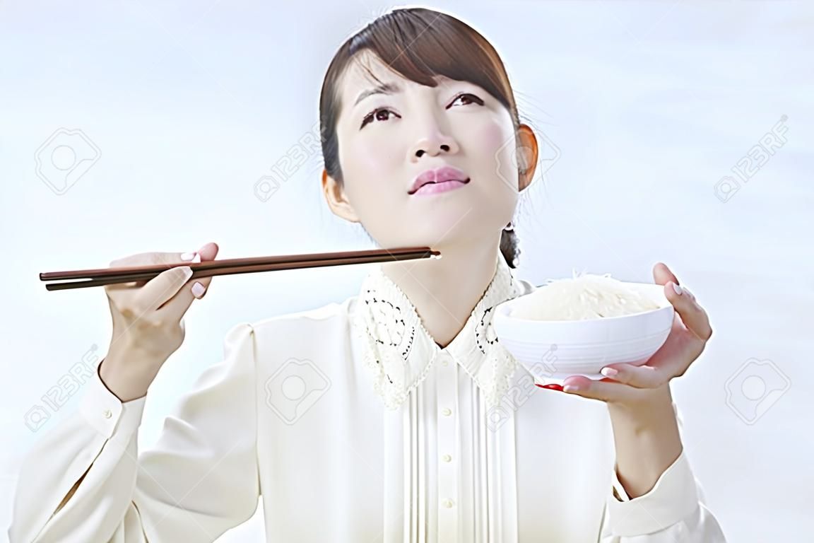 女性吃米飯
