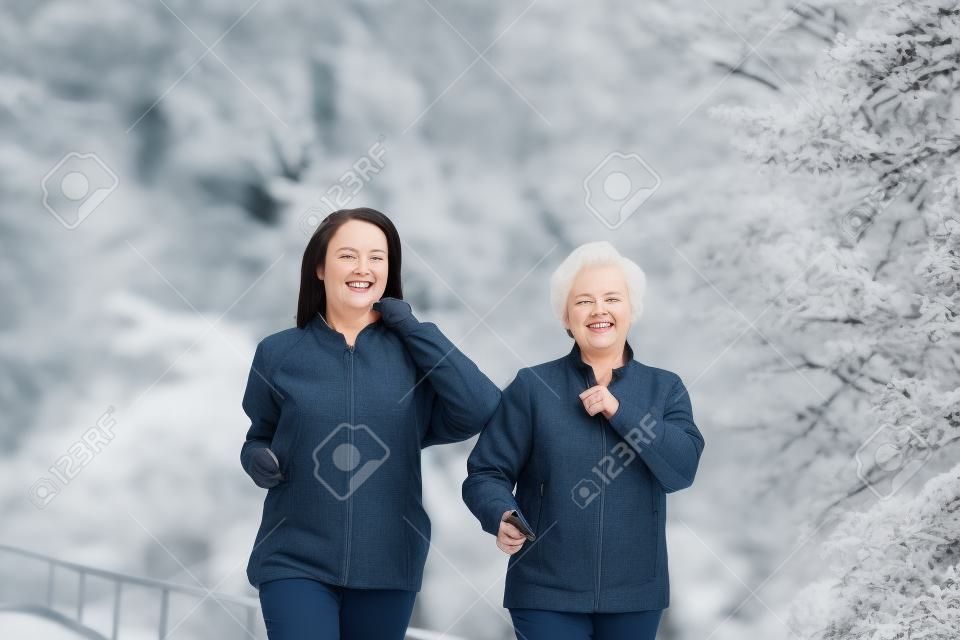 Anne ve kızı yürüyen