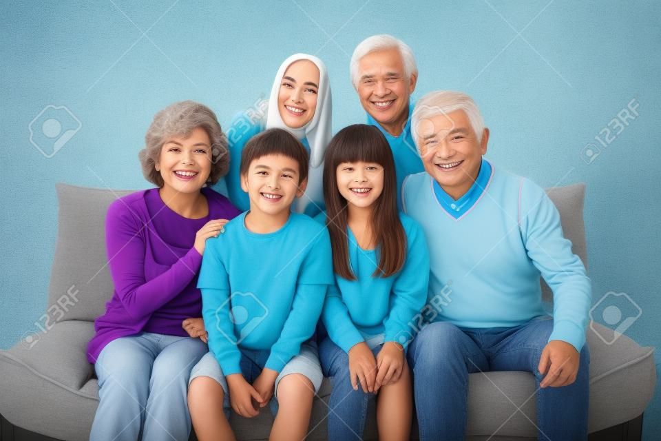 笑顔の 3 世代家族
