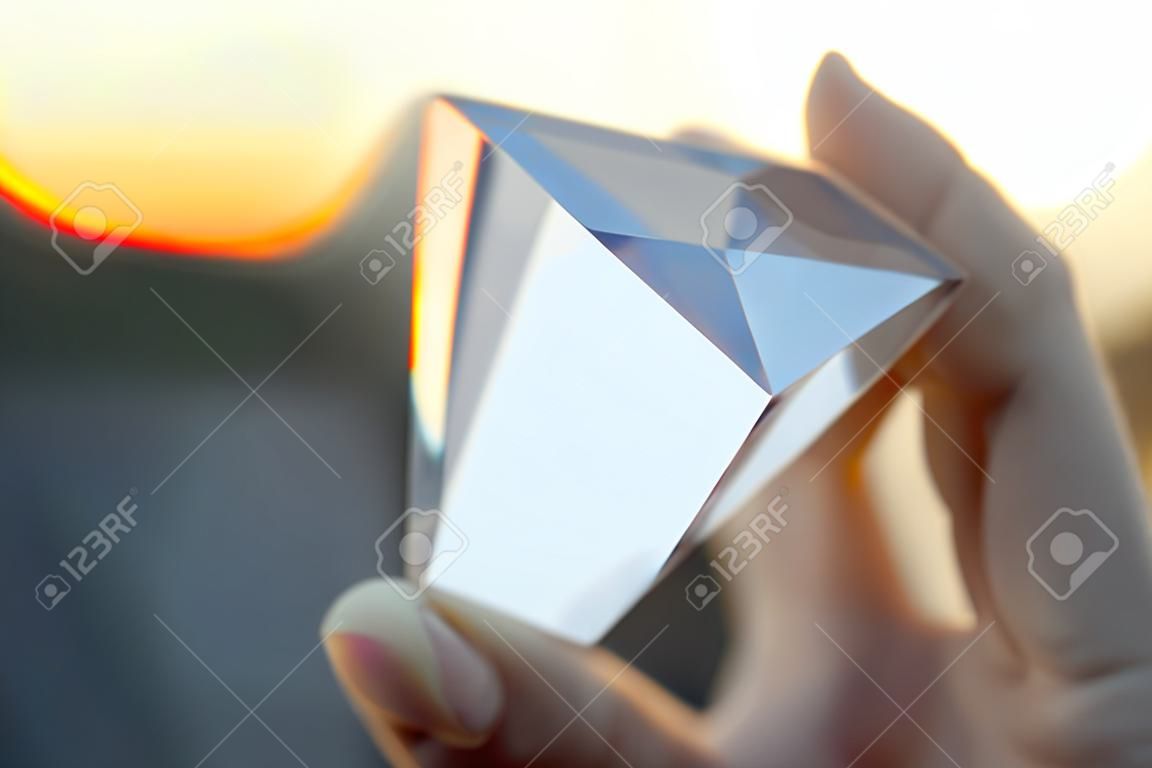 La mano de una mujer con un prisma