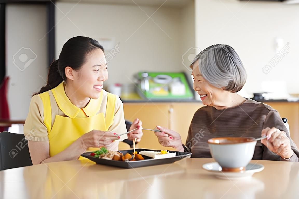 おばあちゃんは昼食を食べます