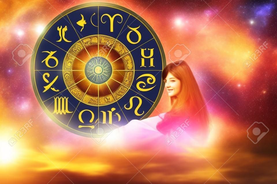 Astrologie en été avec une belle fille et une roue du zodiaque.