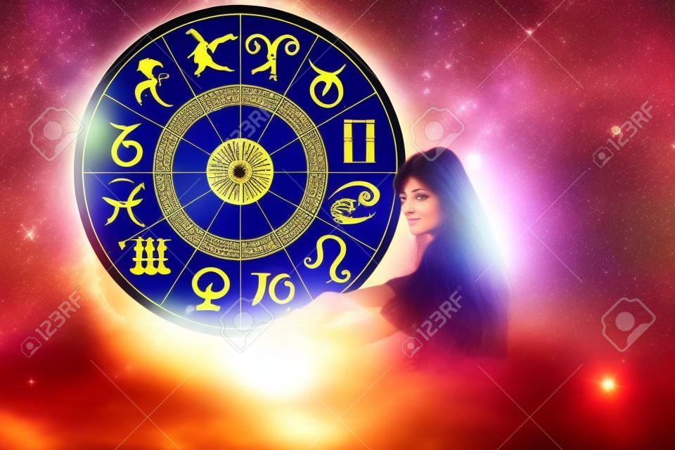 Astrologie en été avec une belle fille et une roue du zodiaque.