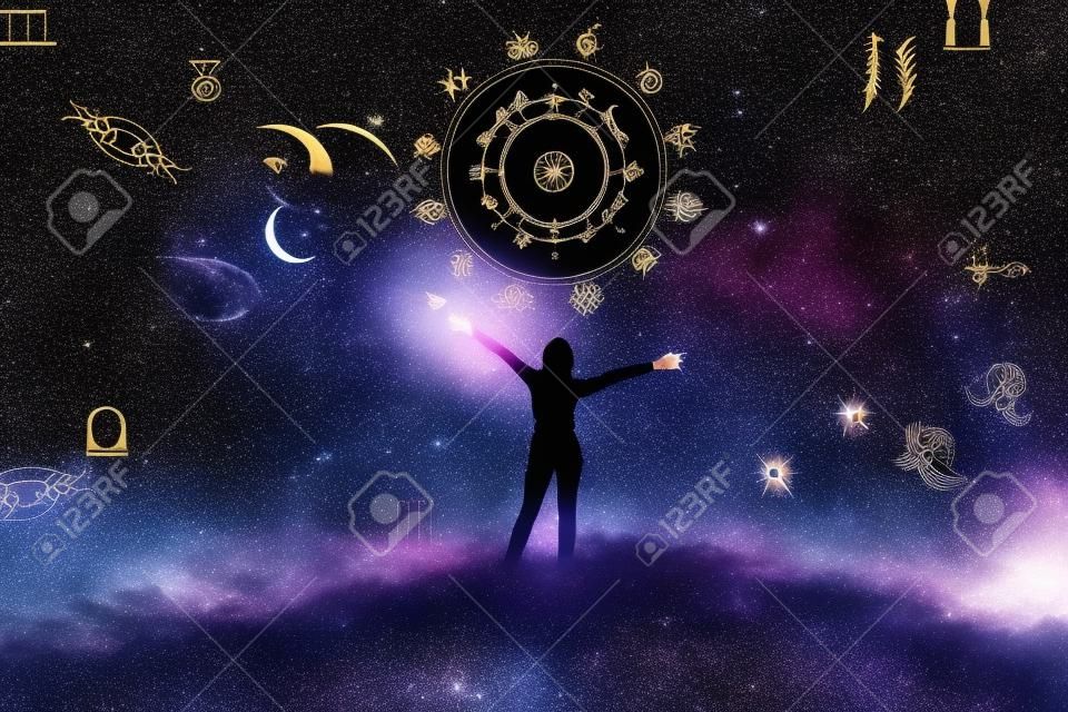 Astrologiczne znaki zodiaku wewnątrz koła horoskopu. ilustracja sylwetki kobiety konsultującej się z gwiazdami i księżycem nad kołem zodiaku i tłem Drogi Mlecznej. moc koncepcji wszechświata.