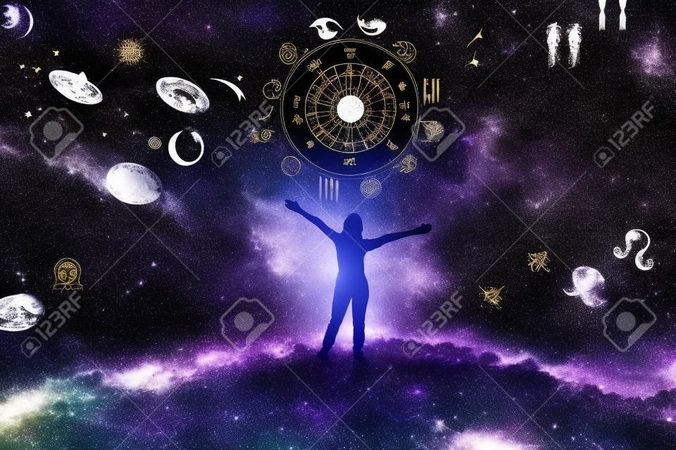 별자리 원 안에 점성술 조디악 표지판입니다. 조디악 바퀴와 은하수 배경 위에 별과 달을 컨설팅하는 여성 실루엣의 그림. 우주 개념의 힘.