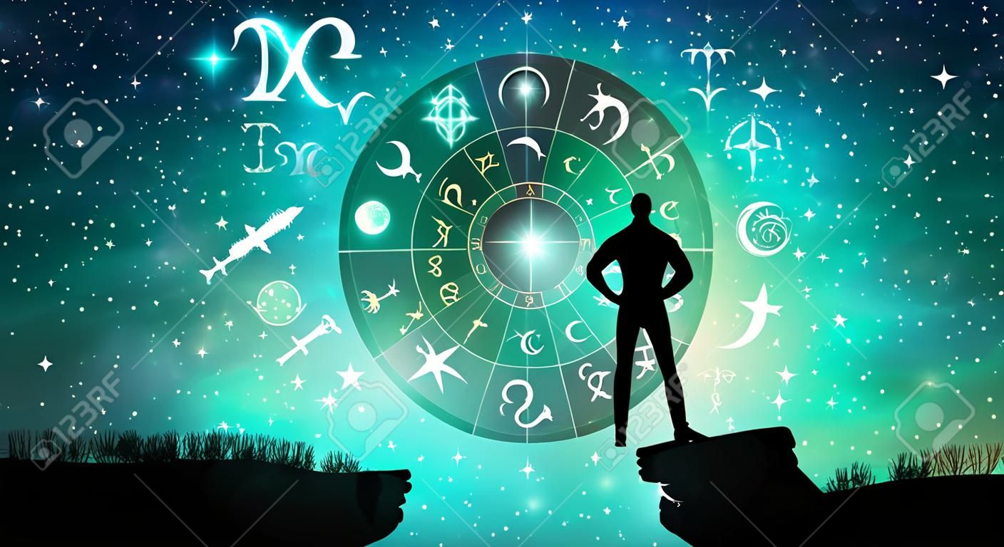 Segni zodiacali astrologici all'interno del cerchio dell'oroscopo. sagoma dell'uomo che consulta le stelle e la luna sopra la ruota dello zodiaco e lo sfondo della Via Lattea. il potere del concetto di universo.