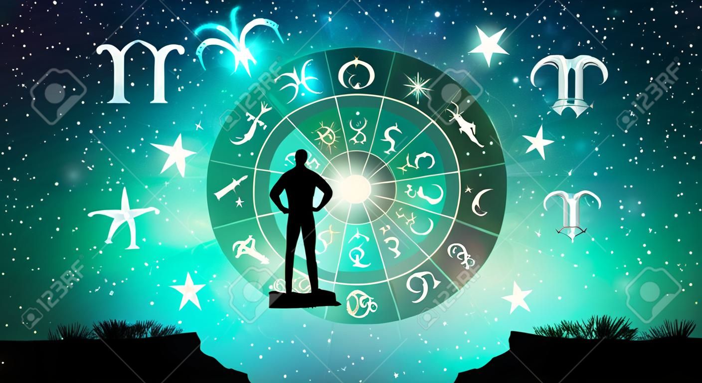 Astrologische Tierkreiszeichen innerhalb des Horoskopkreises. Mannschattenbild, das die Sterne und den Mond über dem Tierkreisrad und dem Hintergrund der Milchstraße konsultiert. die Kraft des Universumskonzepts.