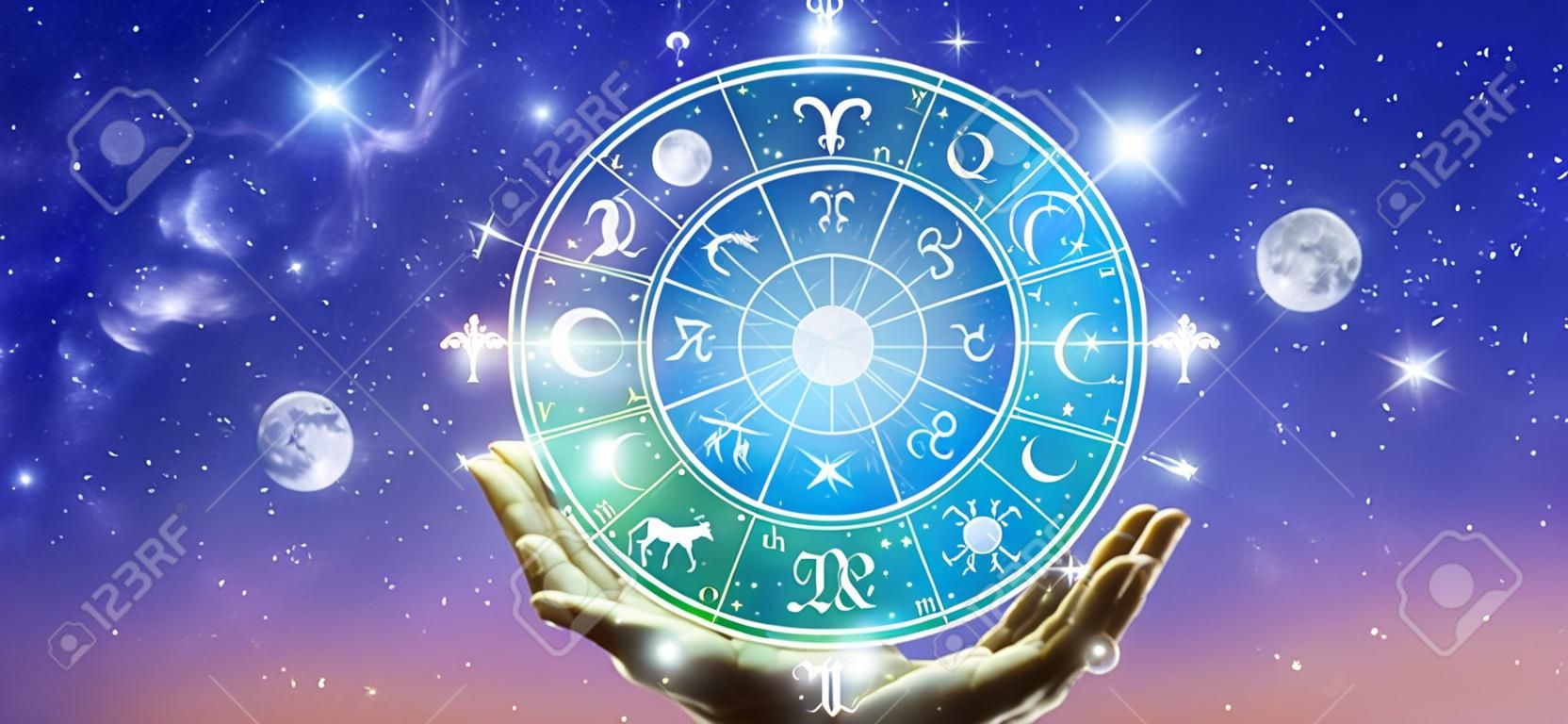 Astrologiczne znaki zodiaku wewnątrz koła horoskopu. astrologia, znajomość gwiazd na niebie nad Drogą Mleczną i Księżycem. moc koncepcji wszechświata.