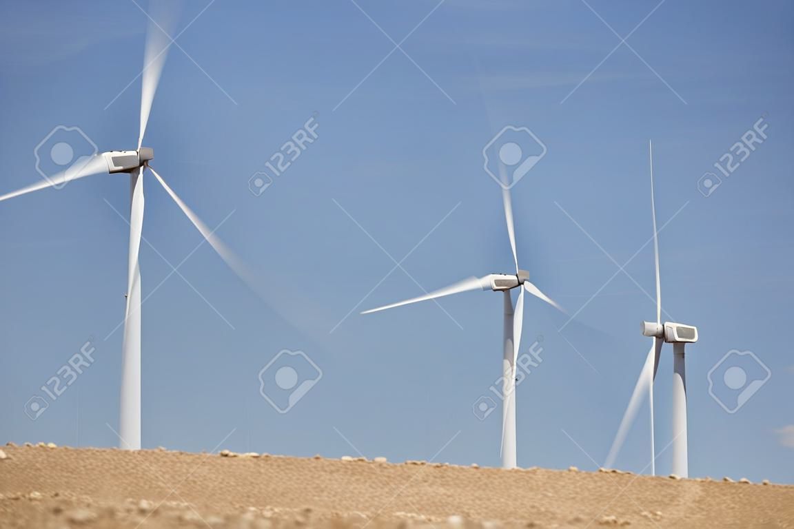 Windmühlen zur Stromerzeugung, in der Provinz Saragossa, Aragonien, Spanien
