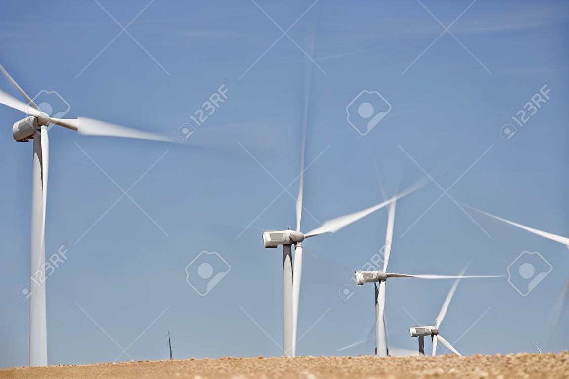 Windmühlen zur Stromerzeugung, in der Provinz Saragossa, Aragonien, Spanien