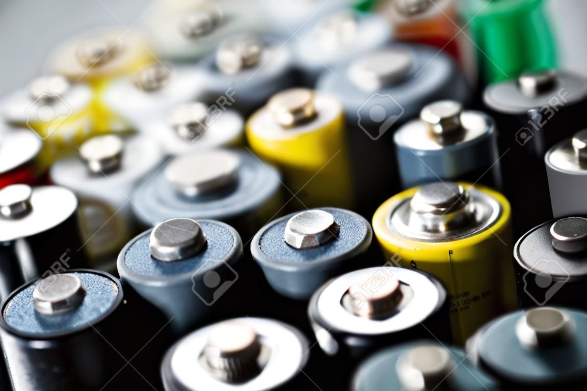 Viele Batterien auf einem Metalltisch.
