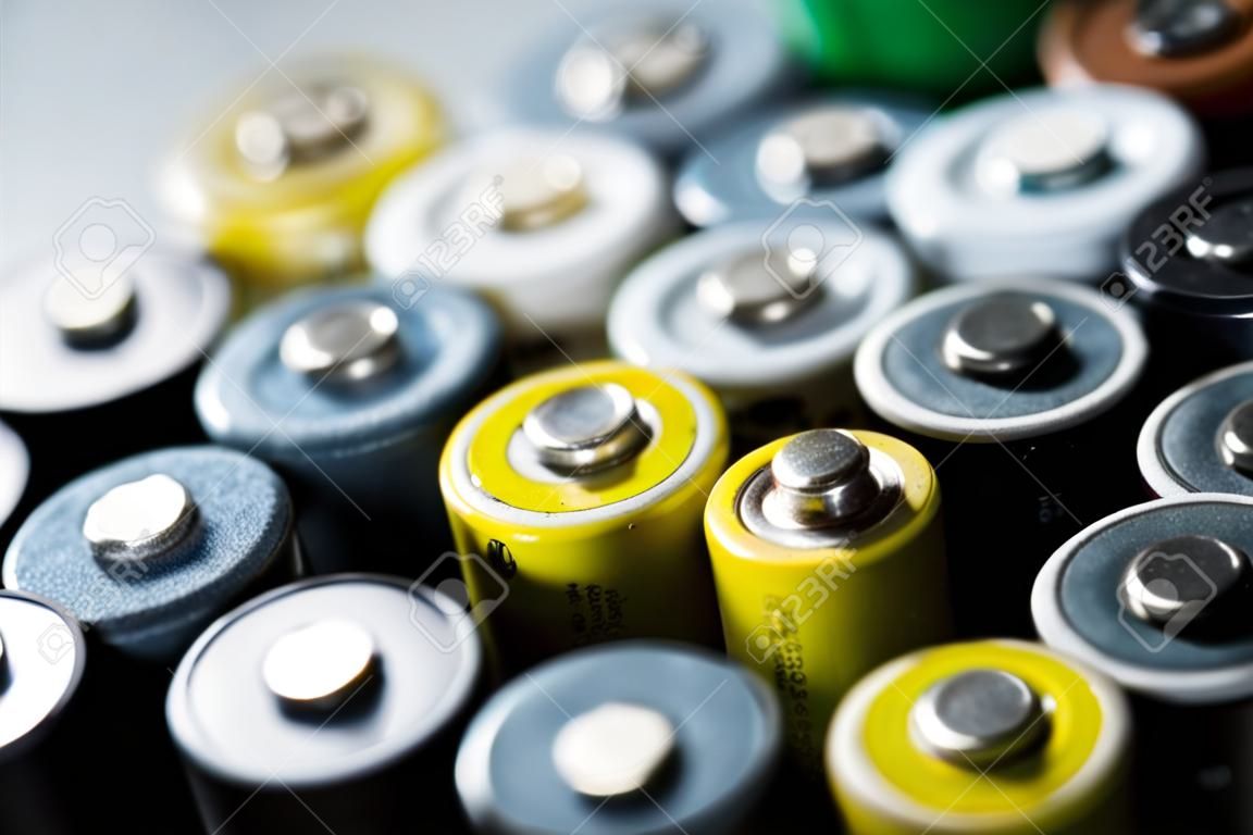 Viele Batterien auf einem Metalltisch.