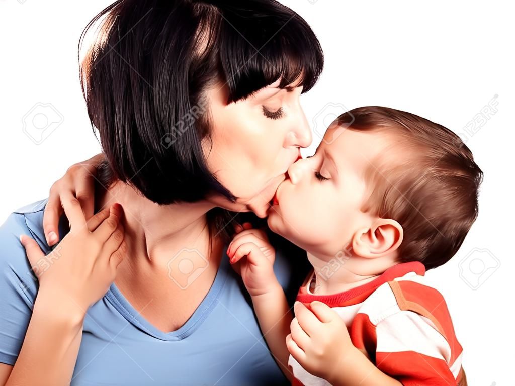 Мать и маленький сын целуются, изолированные на белом фоне