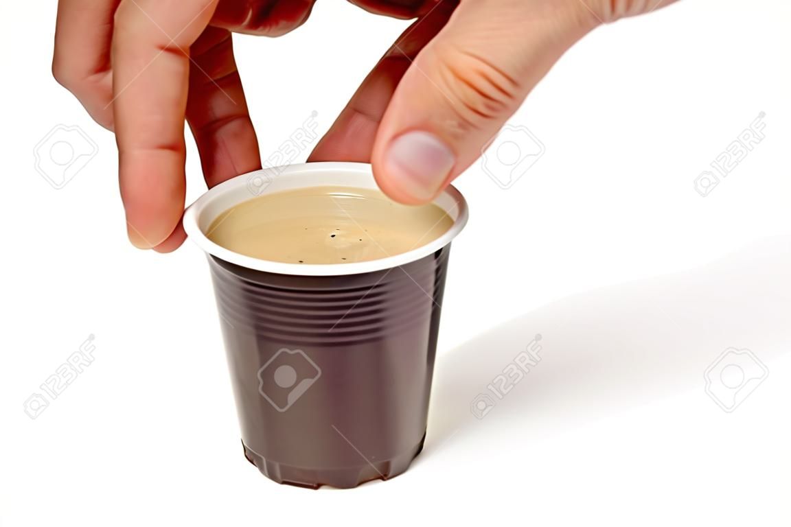 Kéz vesz kávét egy műanyag pohár
