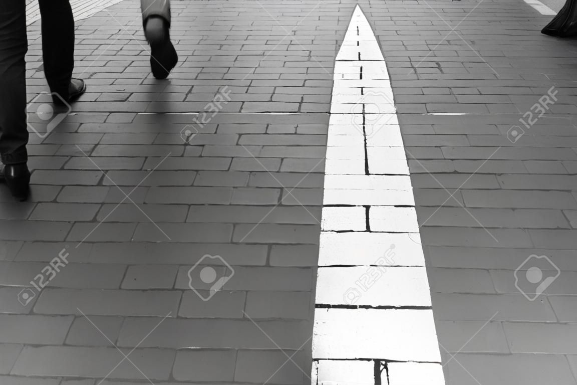 걷는 사람들과 거리를 걷는 포장 도로에 똑바로 청바지 패션 빈티지 흑백