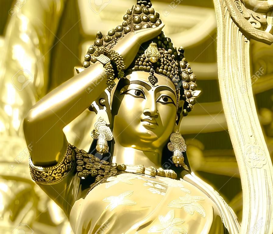 面部泰國風格的寺廟一樣的概念，在希臘神話中的金色復古色調名為蓋亞大地母親大地女神銅像特寫鏡頭