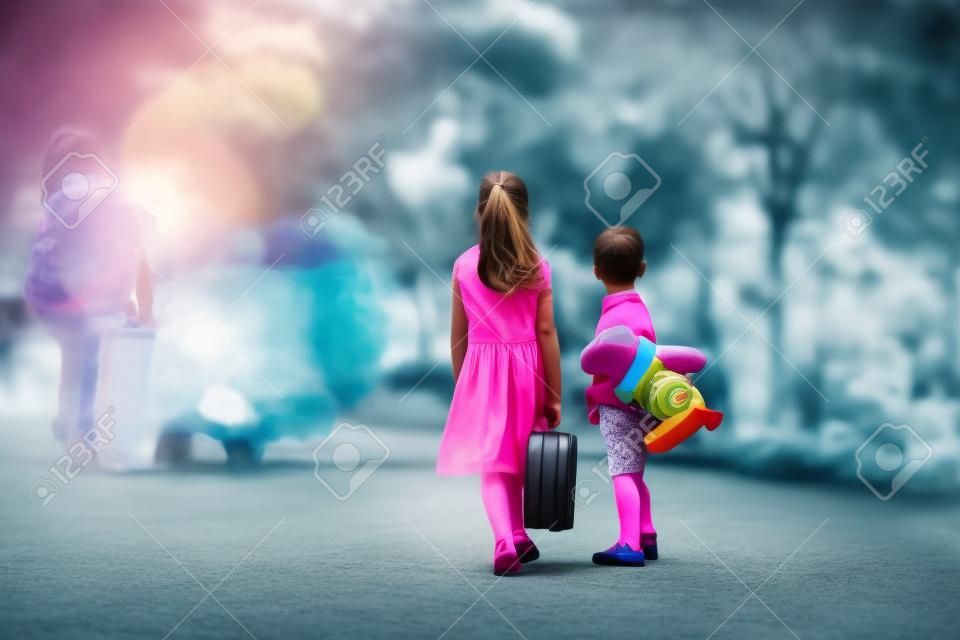 Tiro de uma menina e seu irmão indo embora enquanto carregava malas e brinquedos.