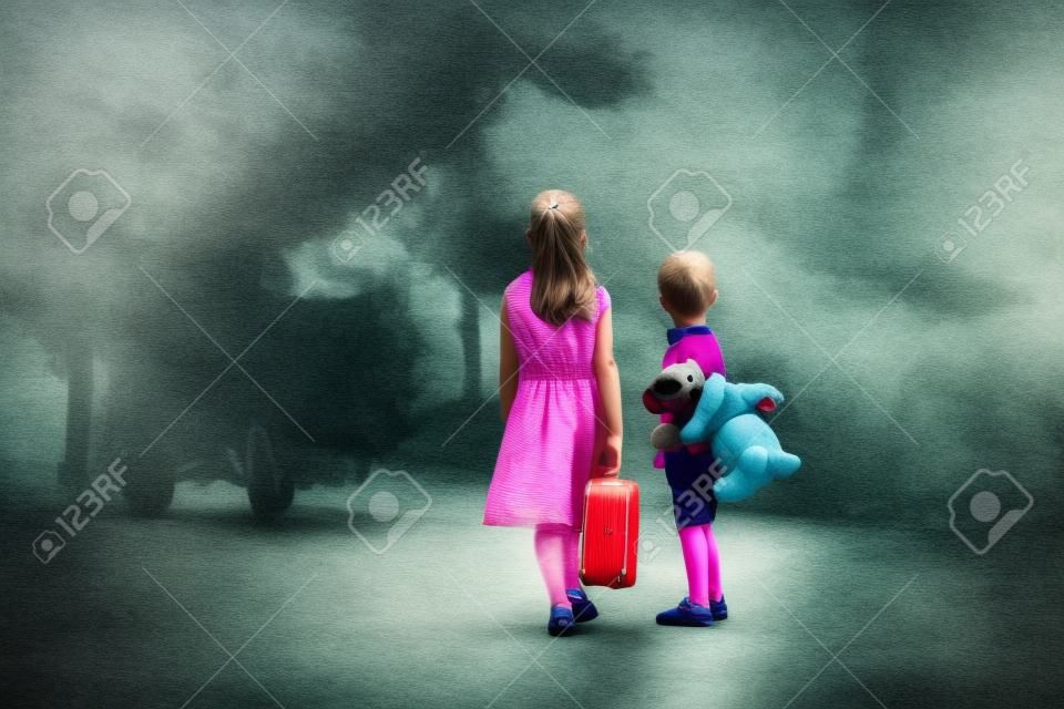 Tiro de uma menina e seu irmão indo embora enquanto carregava malas e brinquedos.