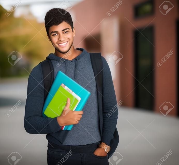 La educación es el paso de la oscuridad a la luz. Retrato recortado de un apuesto joven parado afuera mientras está en el campus.