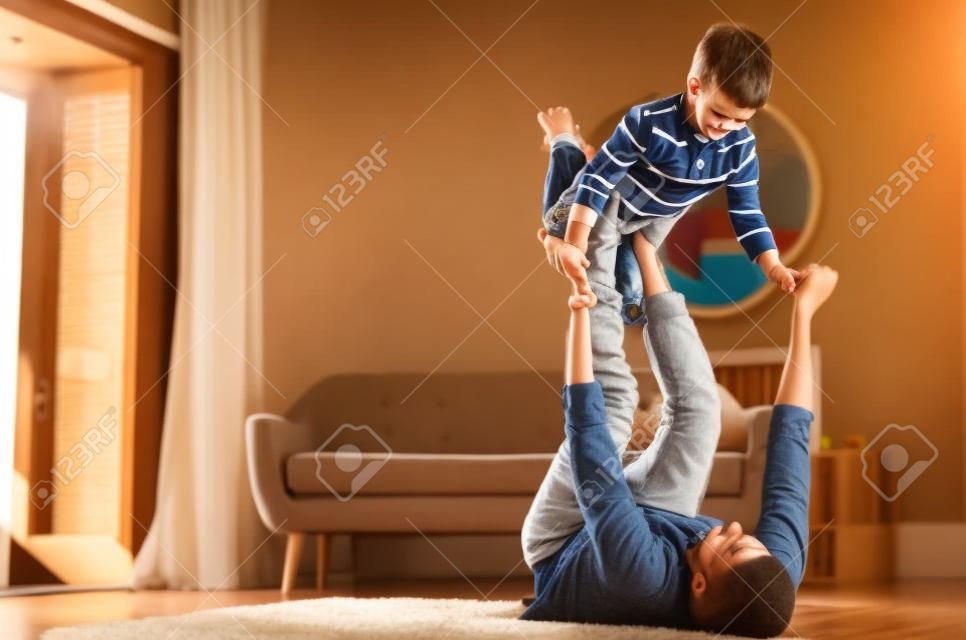 A melhor maneira de se relacionar é através do jogo. um jovem desfrutando de tempo de jogo com seu filho em casa.