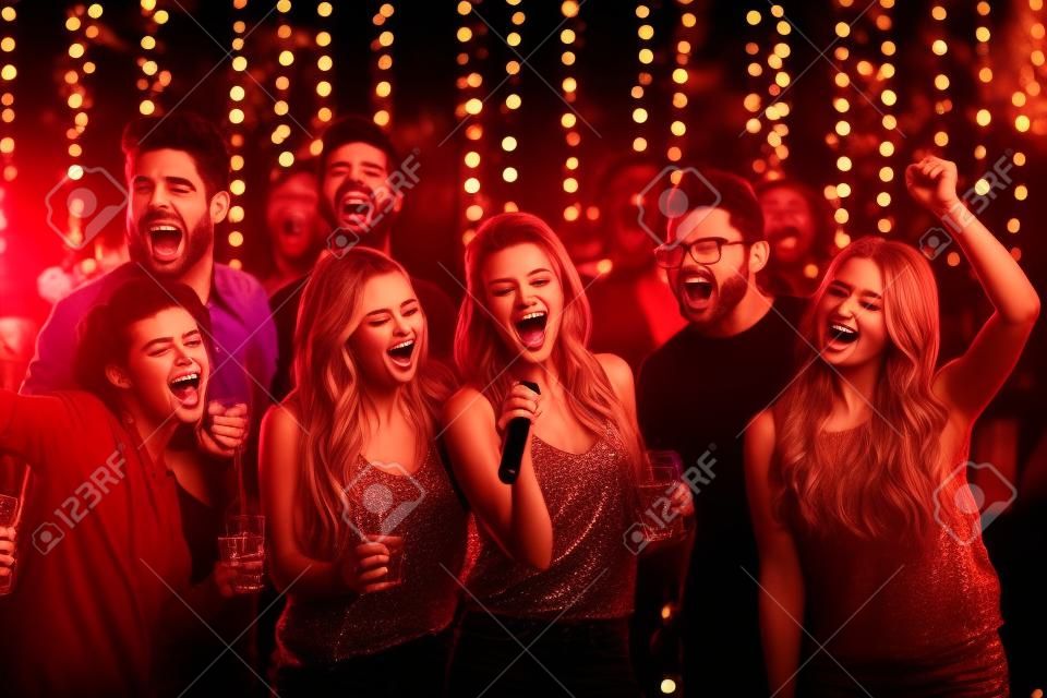 Deze gaat uit naar mijn vrienden. Een groep vrienden die karaoke zingen op een feestje.