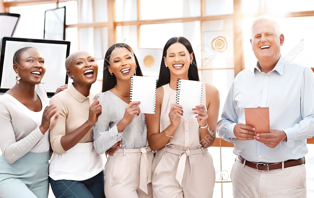 Profesjonalny zespół marketingu cyfrowego, uśmiechaj się razem i świętuj sukces biznesowy. marketing dla nowoczesnej firmy internetowej wymaga planowania, strategii i kreatywności oraz zdrowej kultury pracy