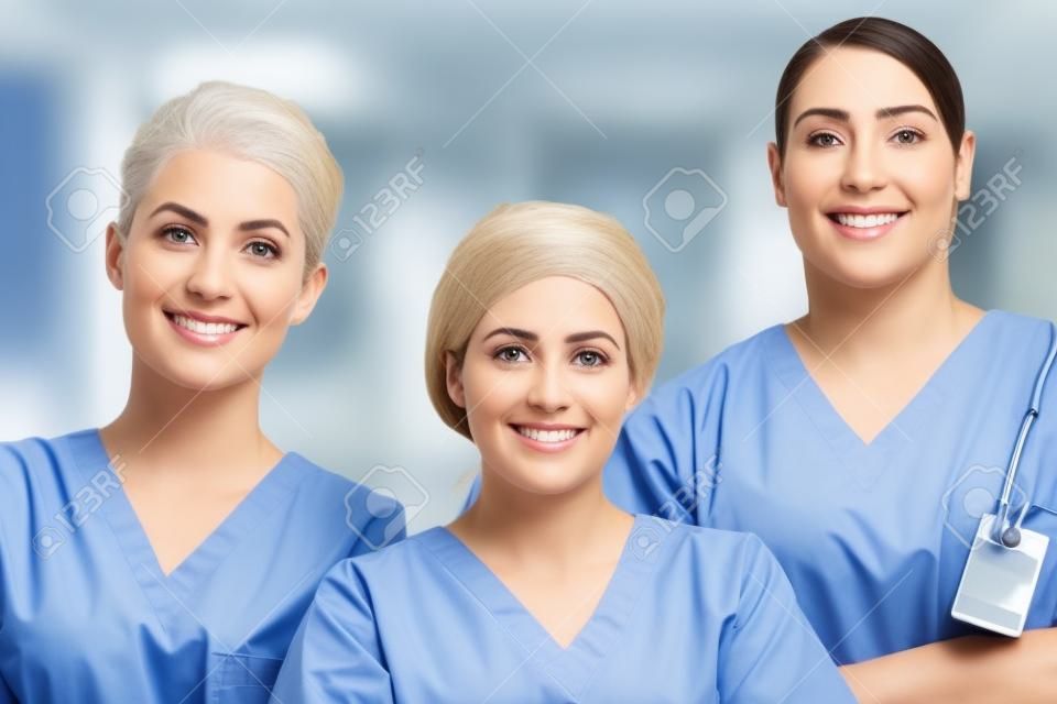 Para cuidados abrangentes que coloca o paciente no topo. Retrato de um grupo de médicos em pé junto com os braços cruzados em um hospital.